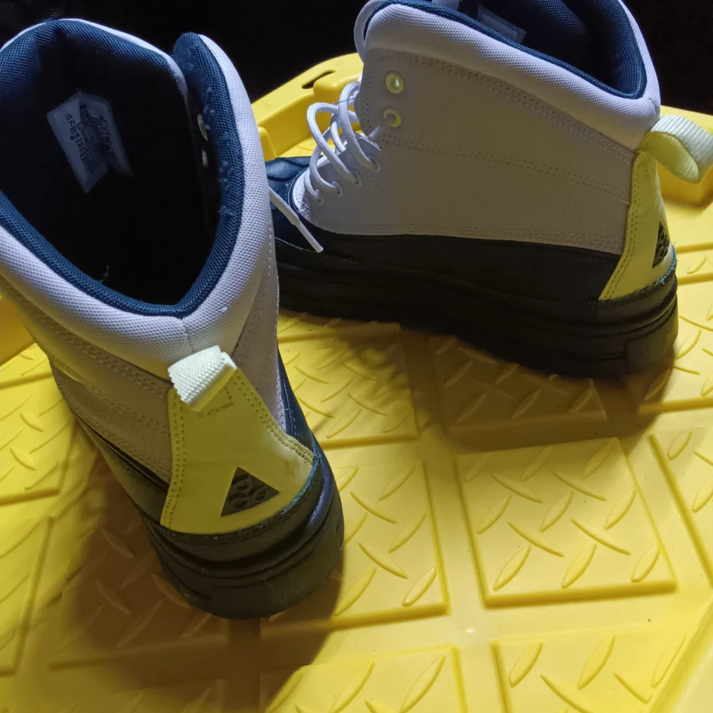 Nike Woodside 2 High ACG Big Kids Boots/Size 7Y